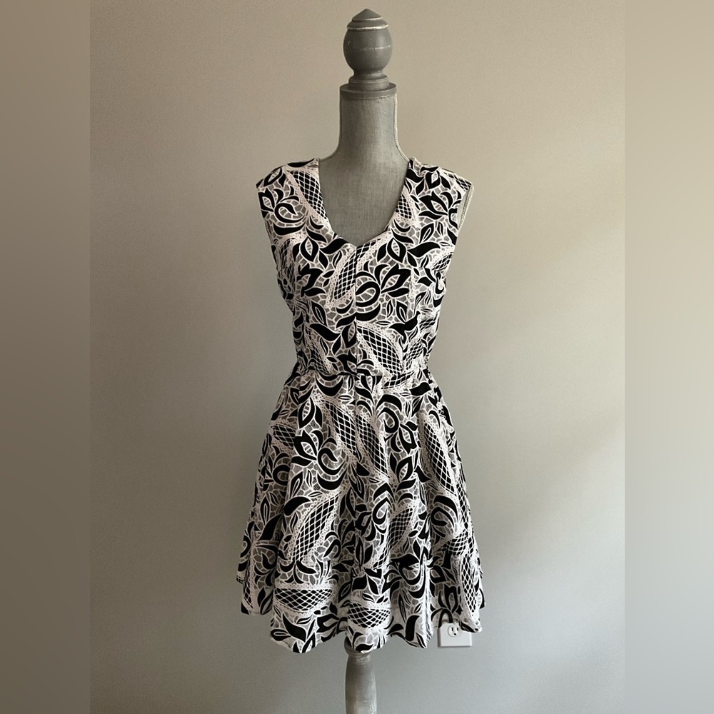 Collective Concepts Black & White Lace Dress Size Medium